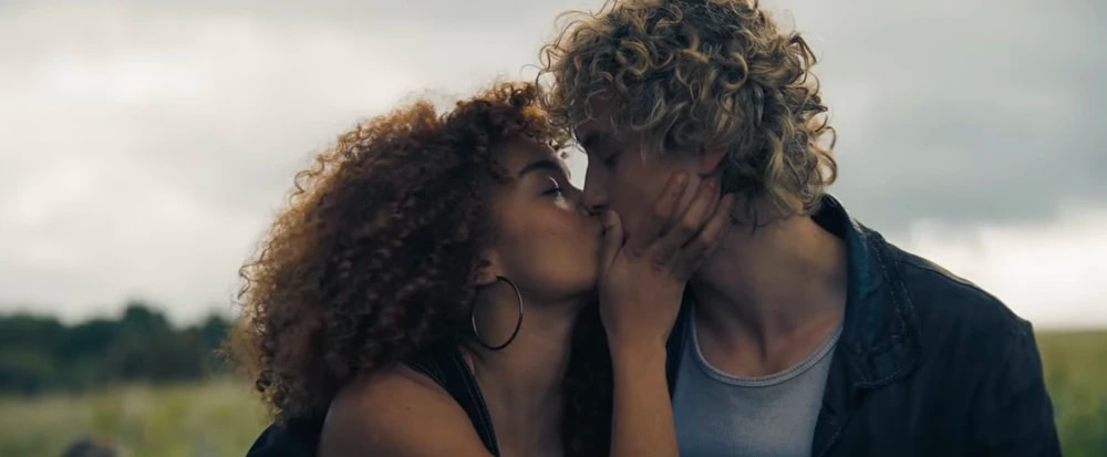 Haymitch et Lenore Dove qui s'embrassent