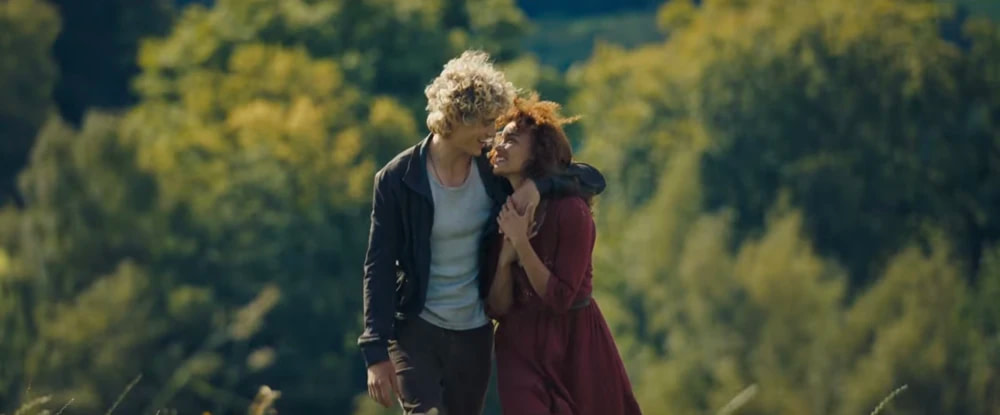 Haymitch et Lenore Dove qui s'enlacent