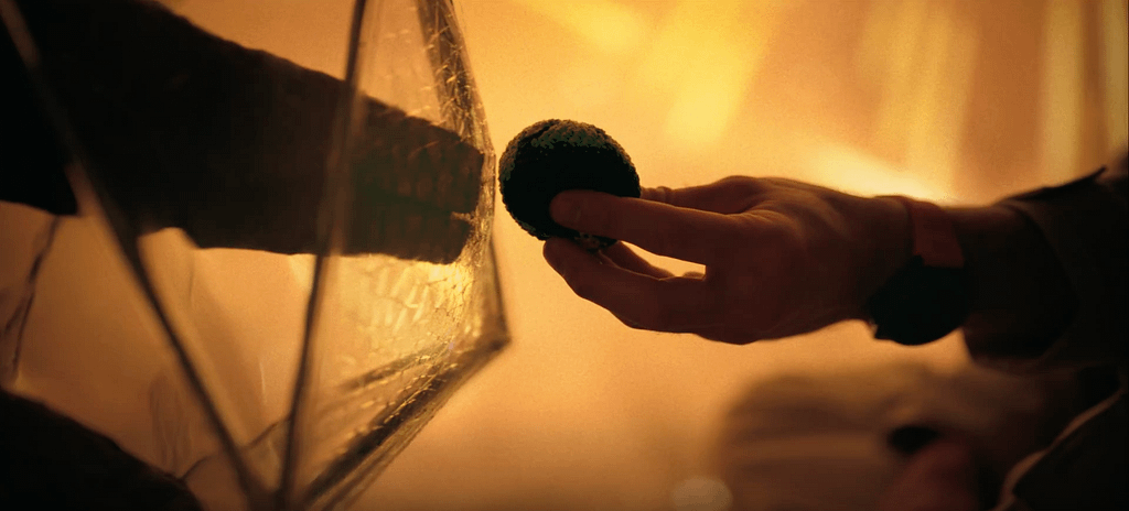 Grace donne un objet à Rocky